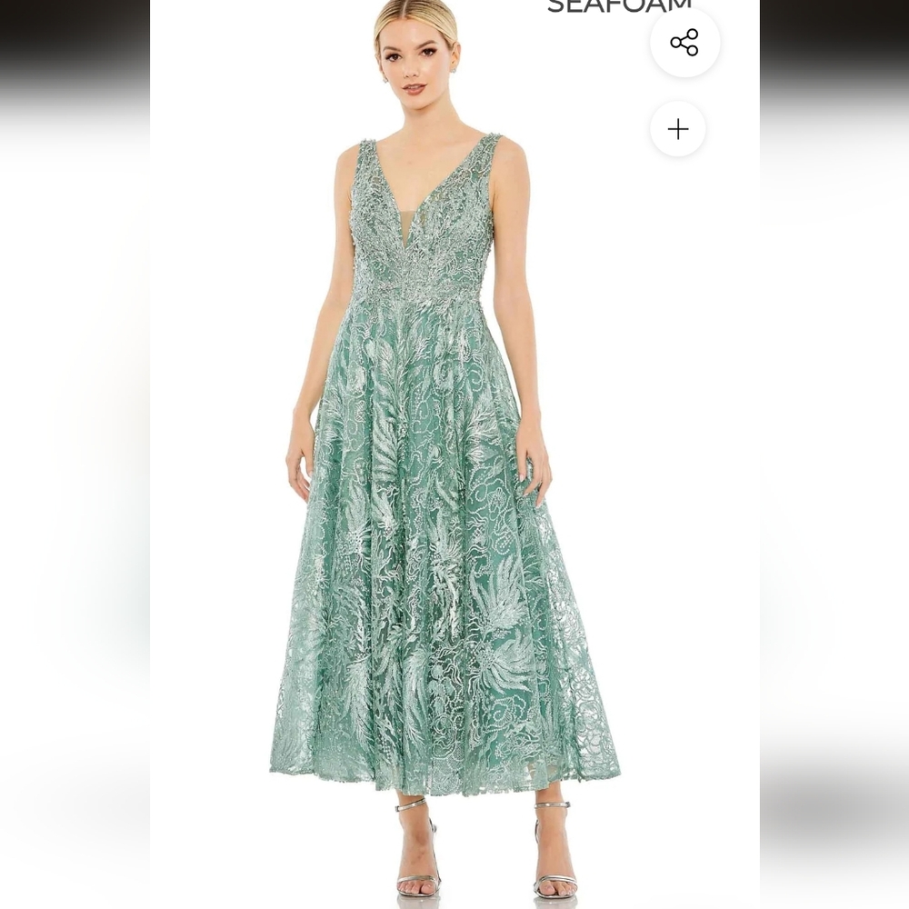 Green Plunge Neck Sleeveless Prom Gown